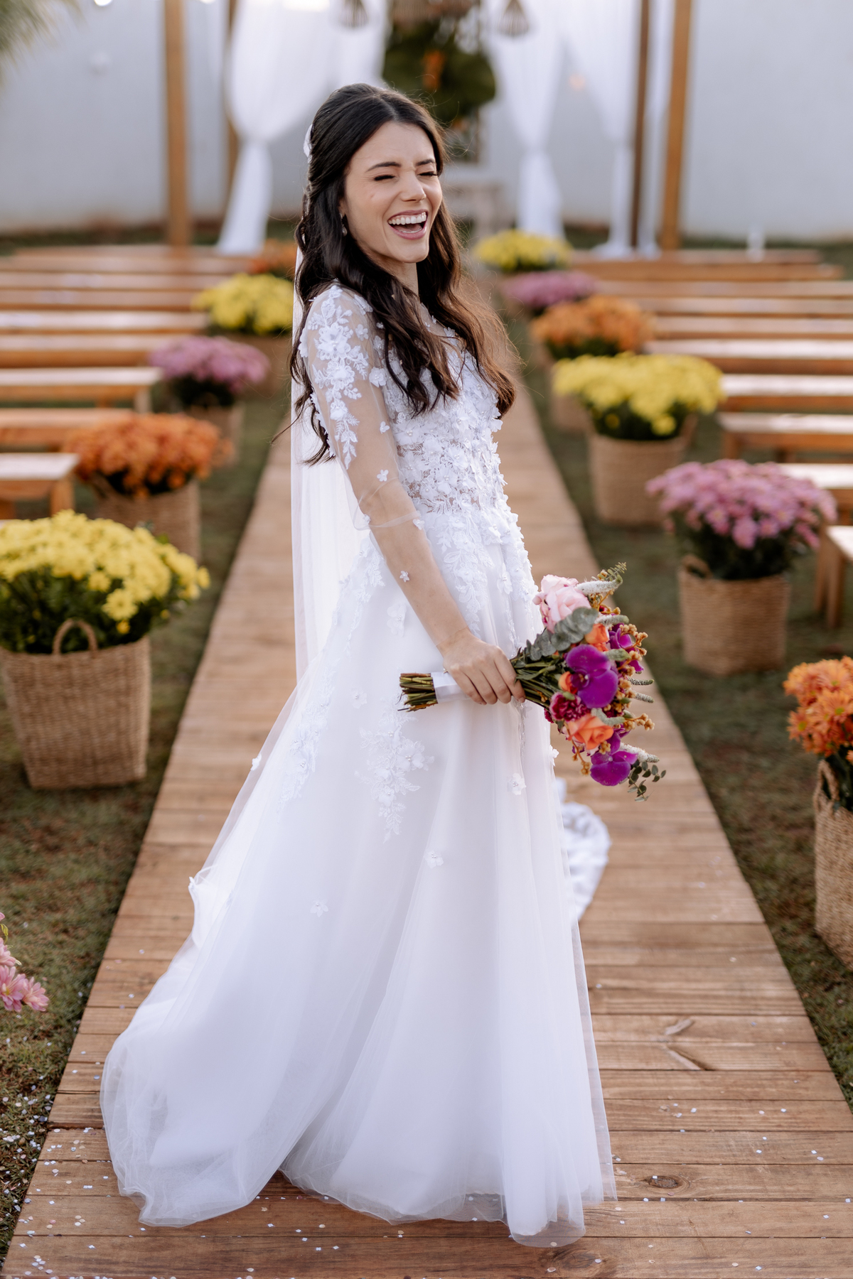 Inspiração de vestido de noiva delicado para casamento de dia 