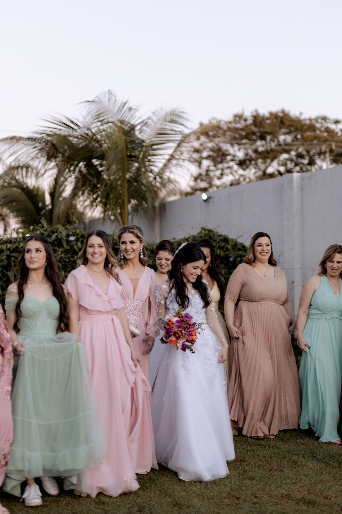 Noiva com as madrinhas em momento descontraídos 