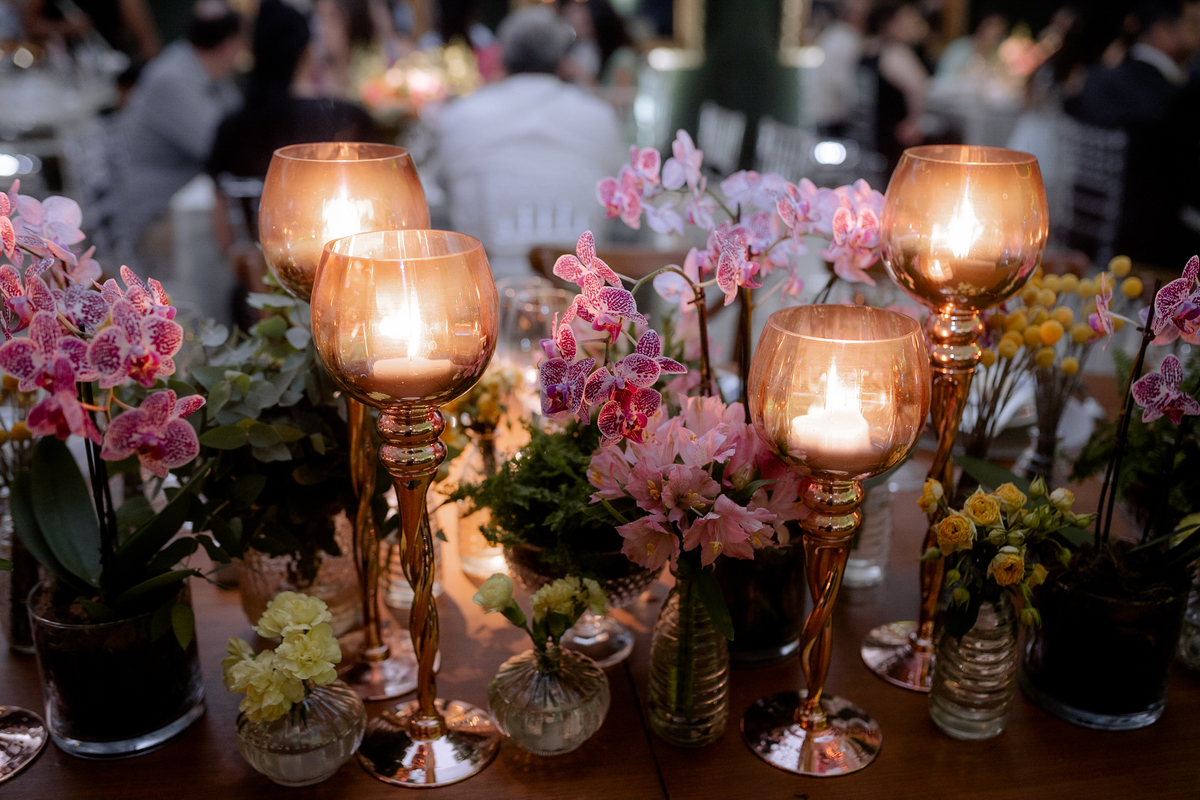 Detalhes da decoração com velhas em orquídeas rosas 