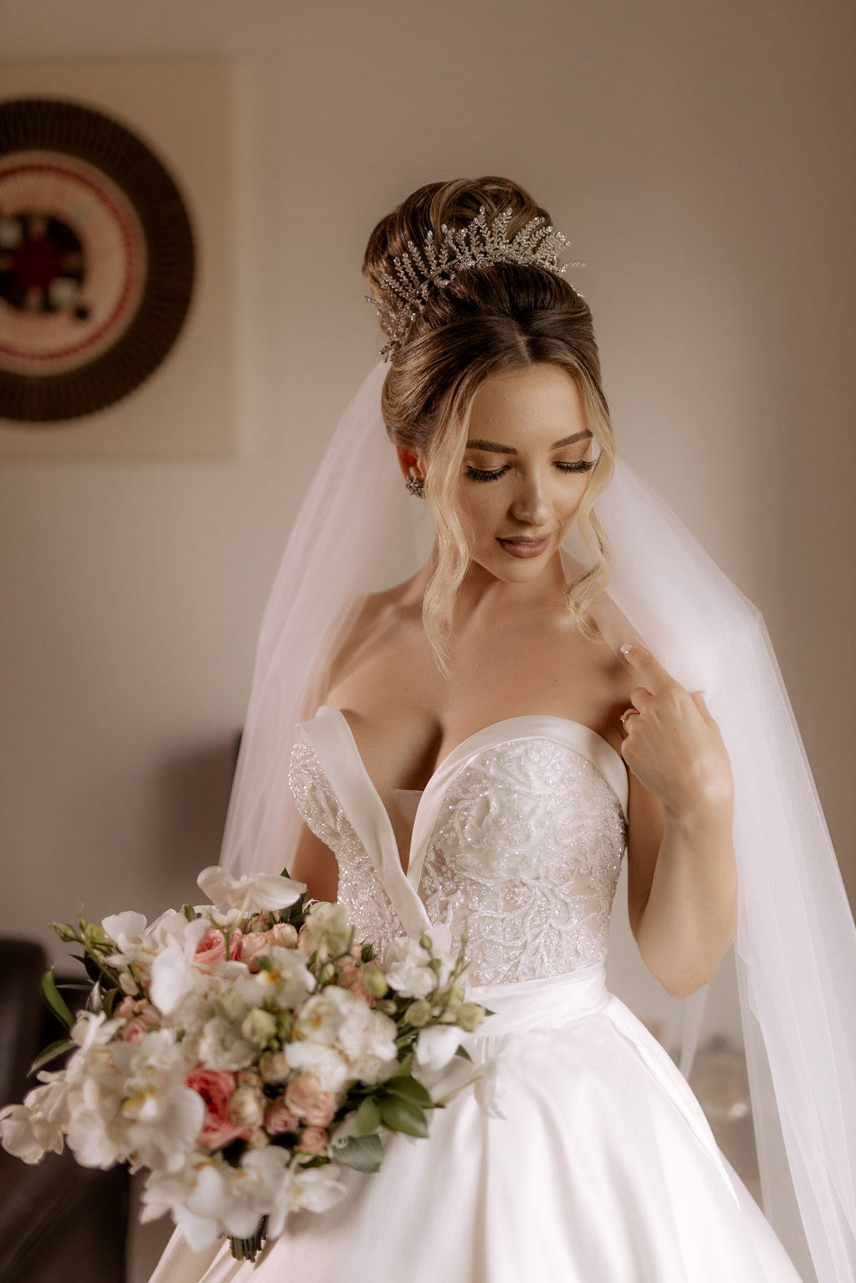 Noiva linda com  seu vestido tomara que caia estilo princesa