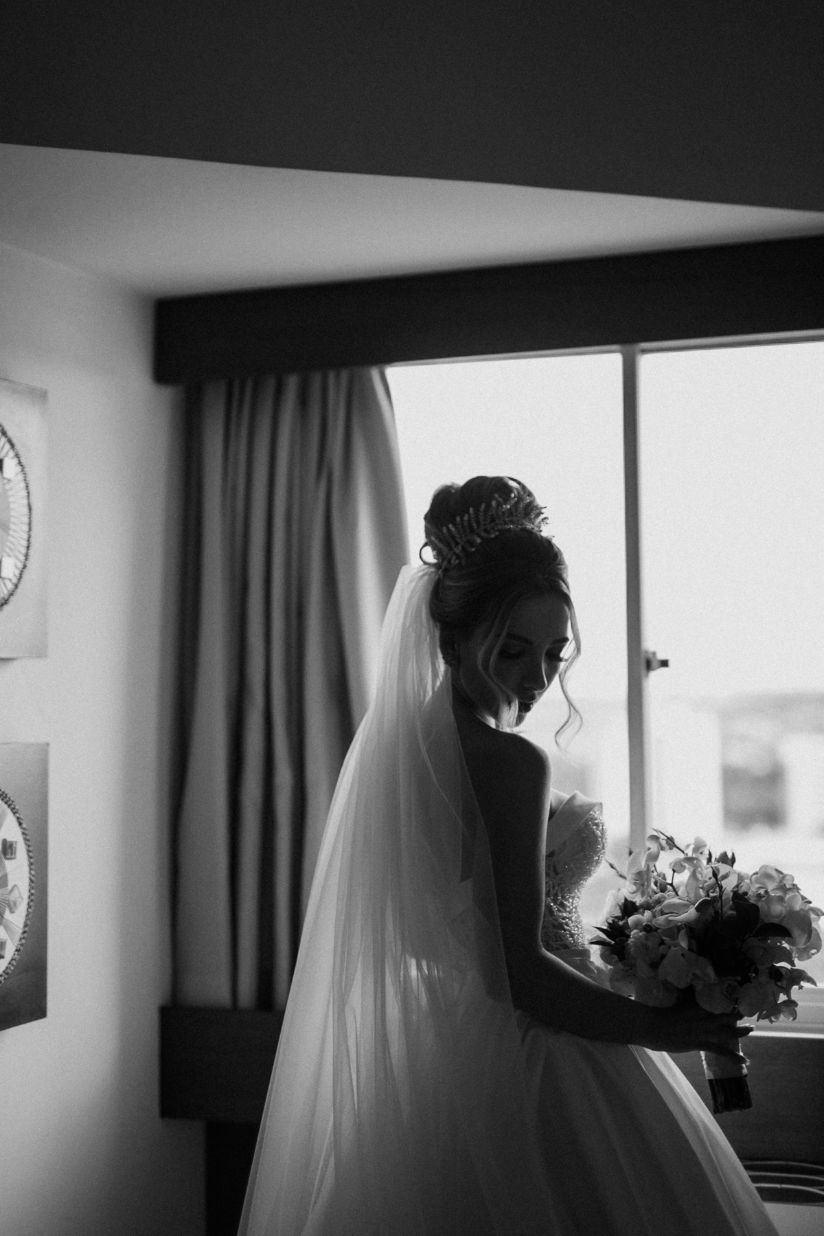 Noiva de costas na janela em making of