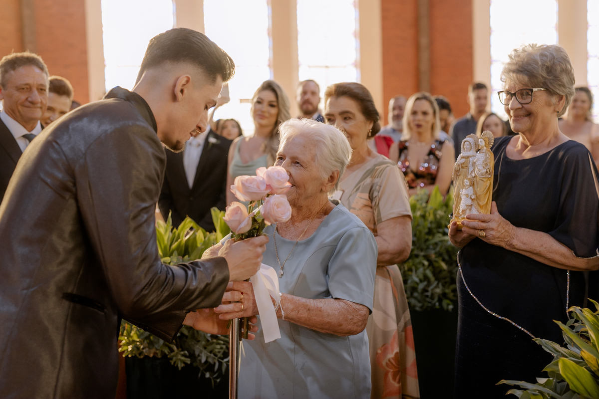 Entrada das avós em casamento na igreja