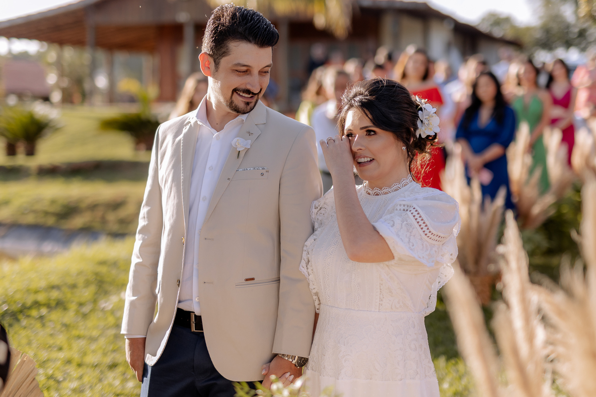 Noiva emocionada na cerimônia de casamento