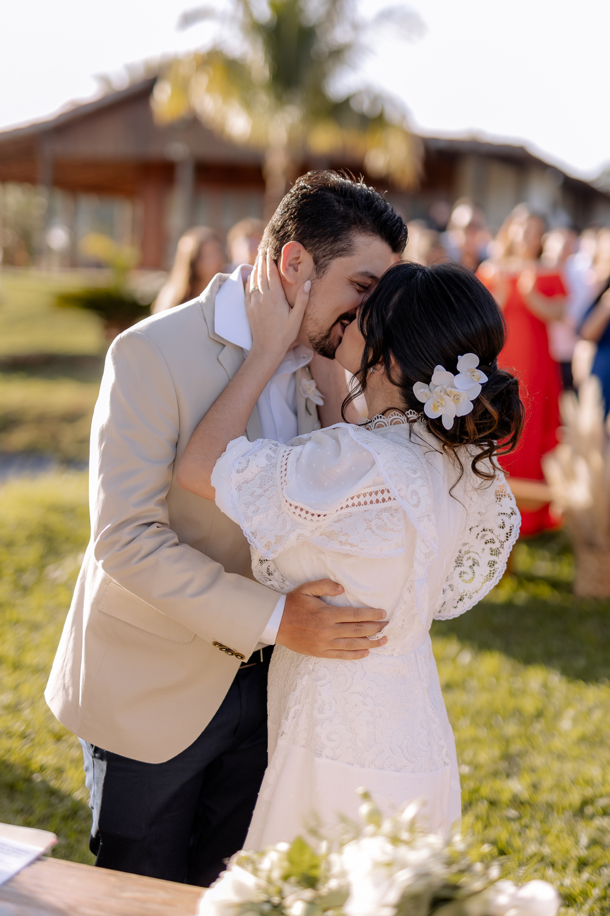Beijo do noivos em casamento ao ar livre