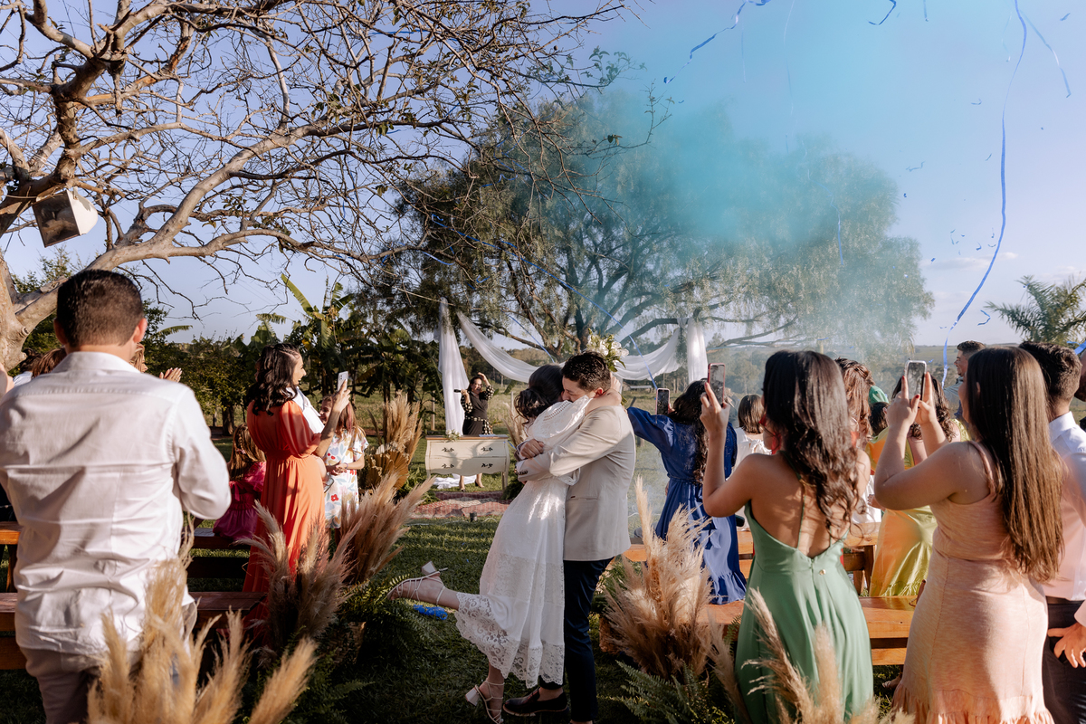 Abraço emocionante dos pais com o chá revelação 