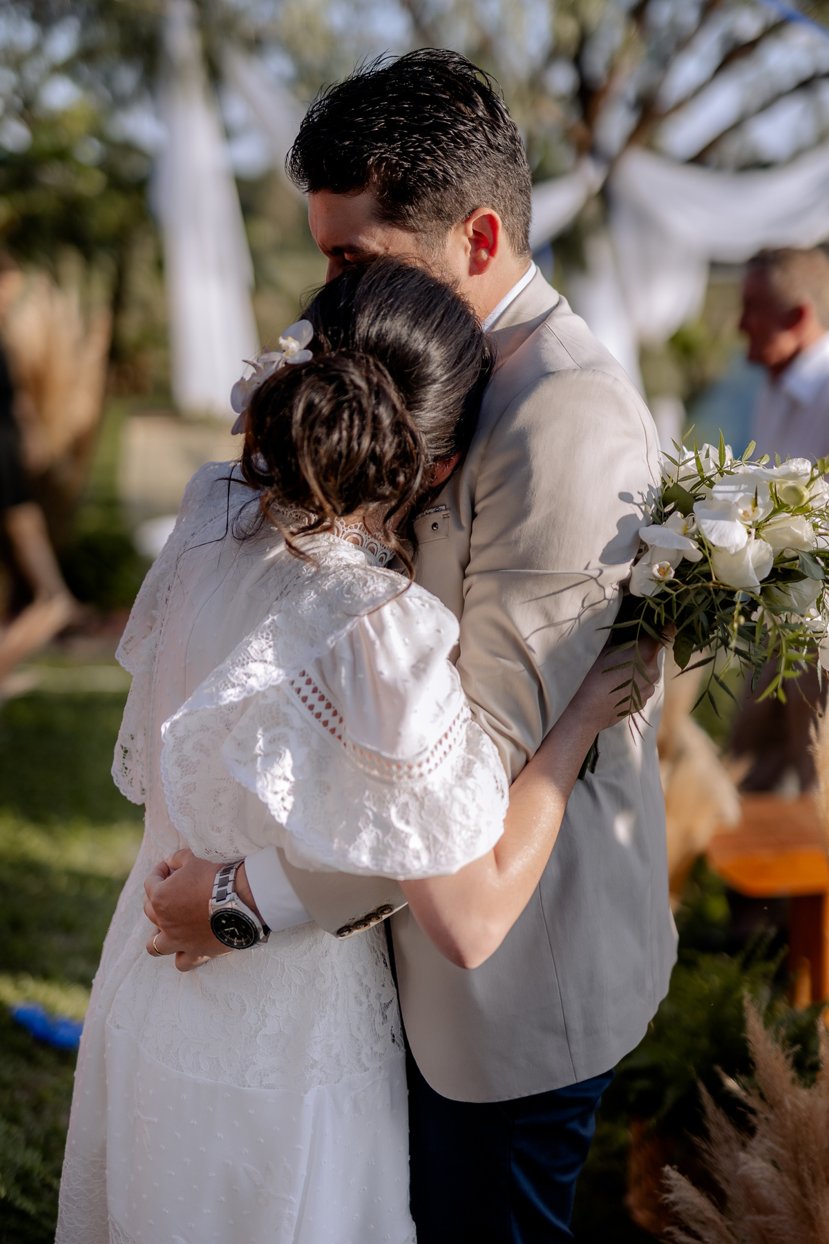 Abraço emocionante dos pais com o chá revelação