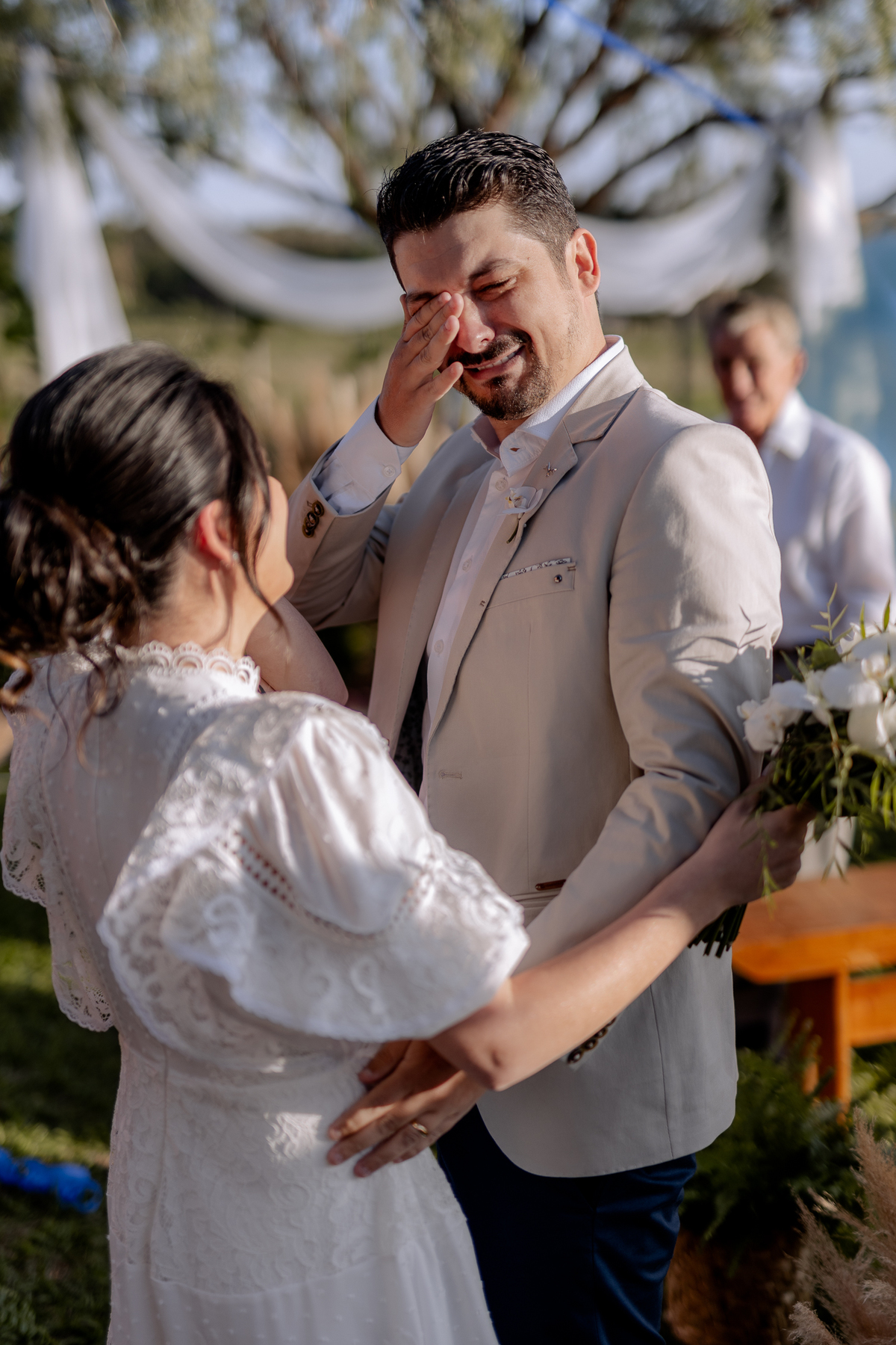 Noivo emocionado com o chá revelação 
