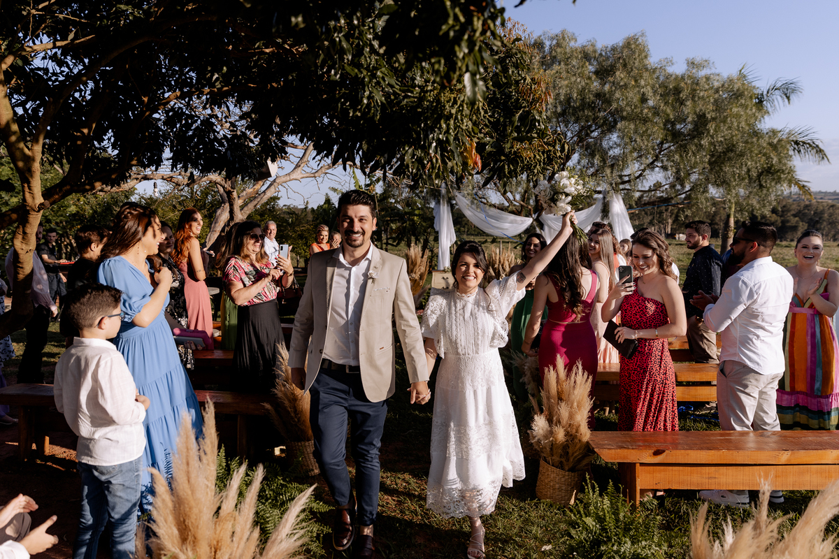 Saída dos noivos em casamento ao ar livre 