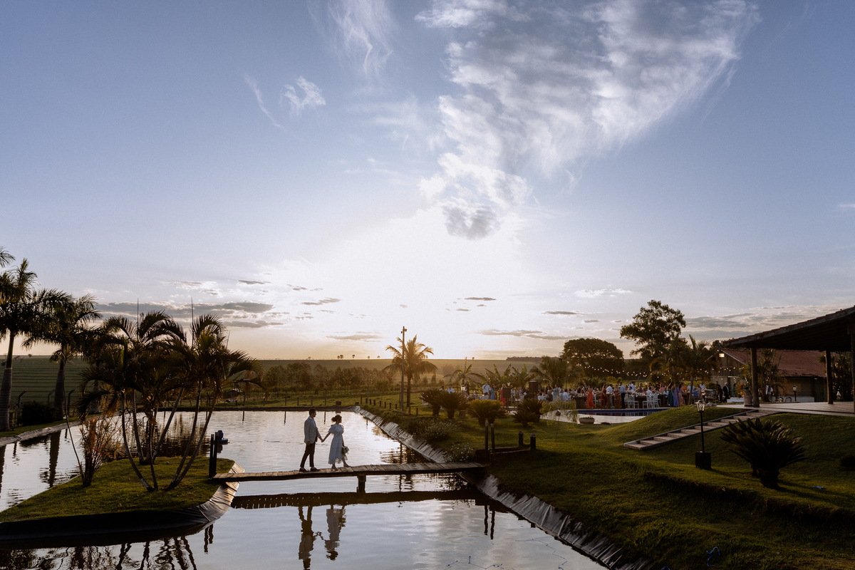 Casal caminhando para festa de casamento
