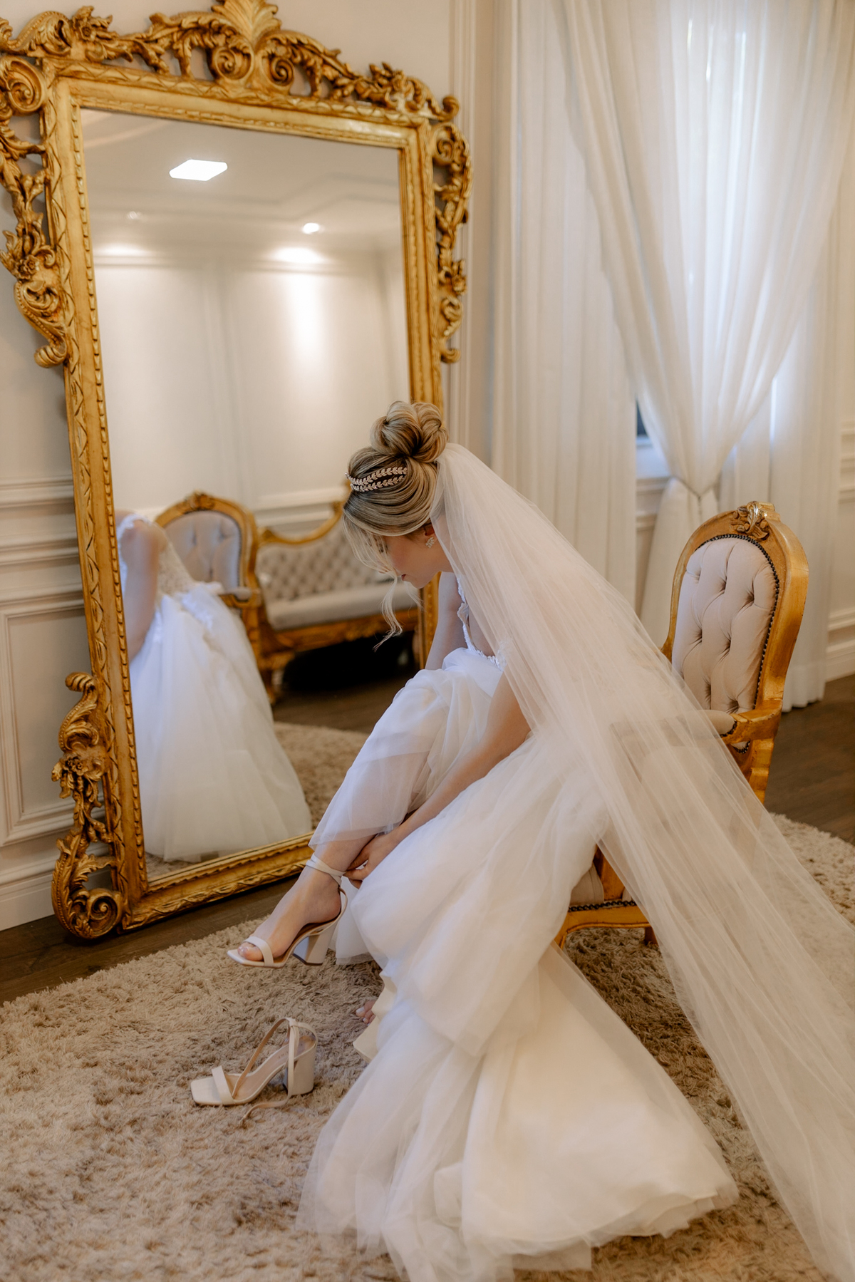 Noiva colocando seu sapato em making of 