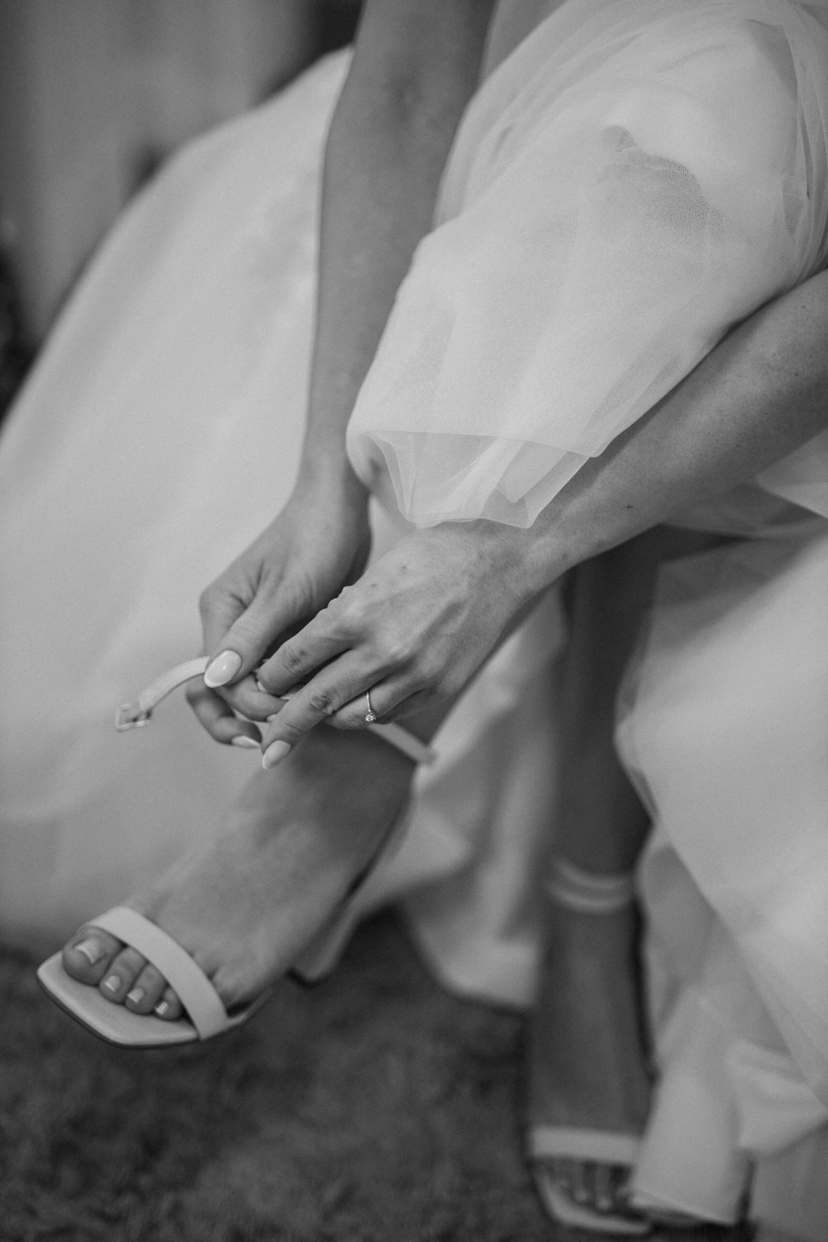 Noiva colocando seu sapato em making of 