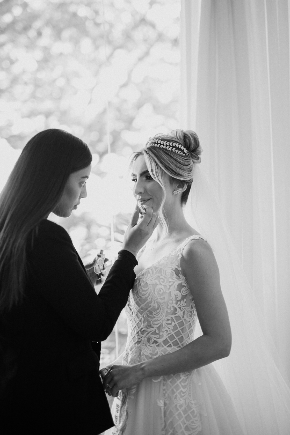 Noiva em seus últimos detalhes antes da cerimônia de casamento