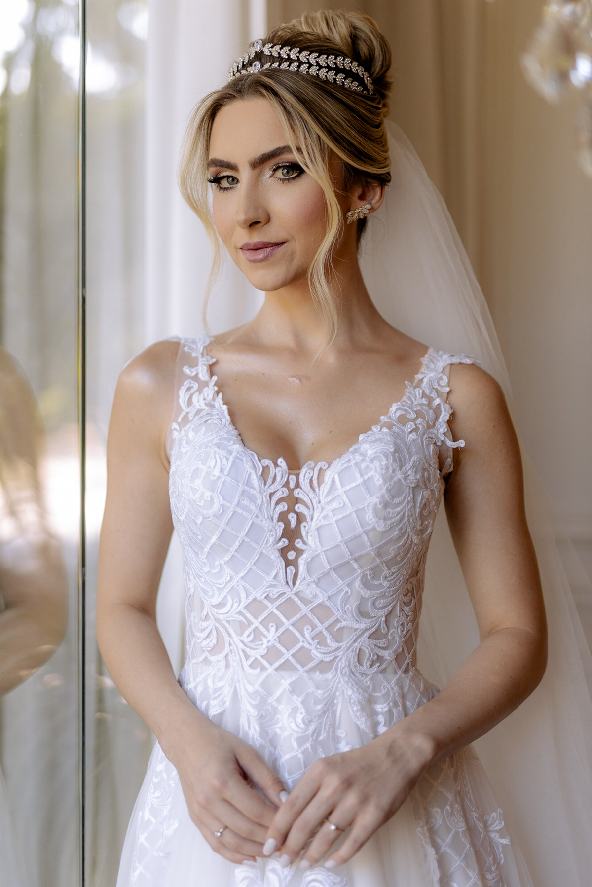 Vestido de noiva com decote V bordado