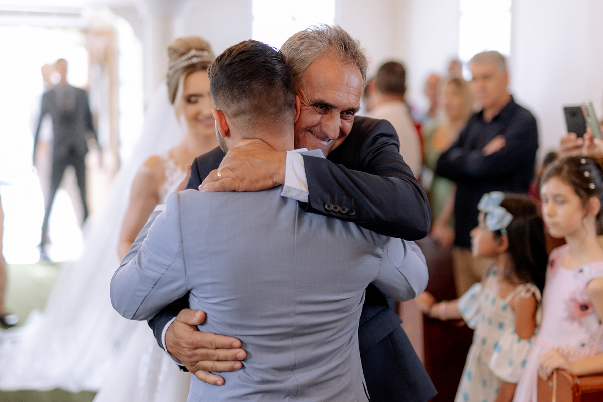 Pai da noiva cumprimentando o noivo 