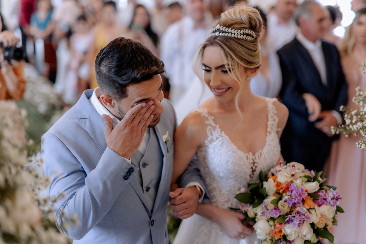 Noivo emocionado em casamento na igreja 