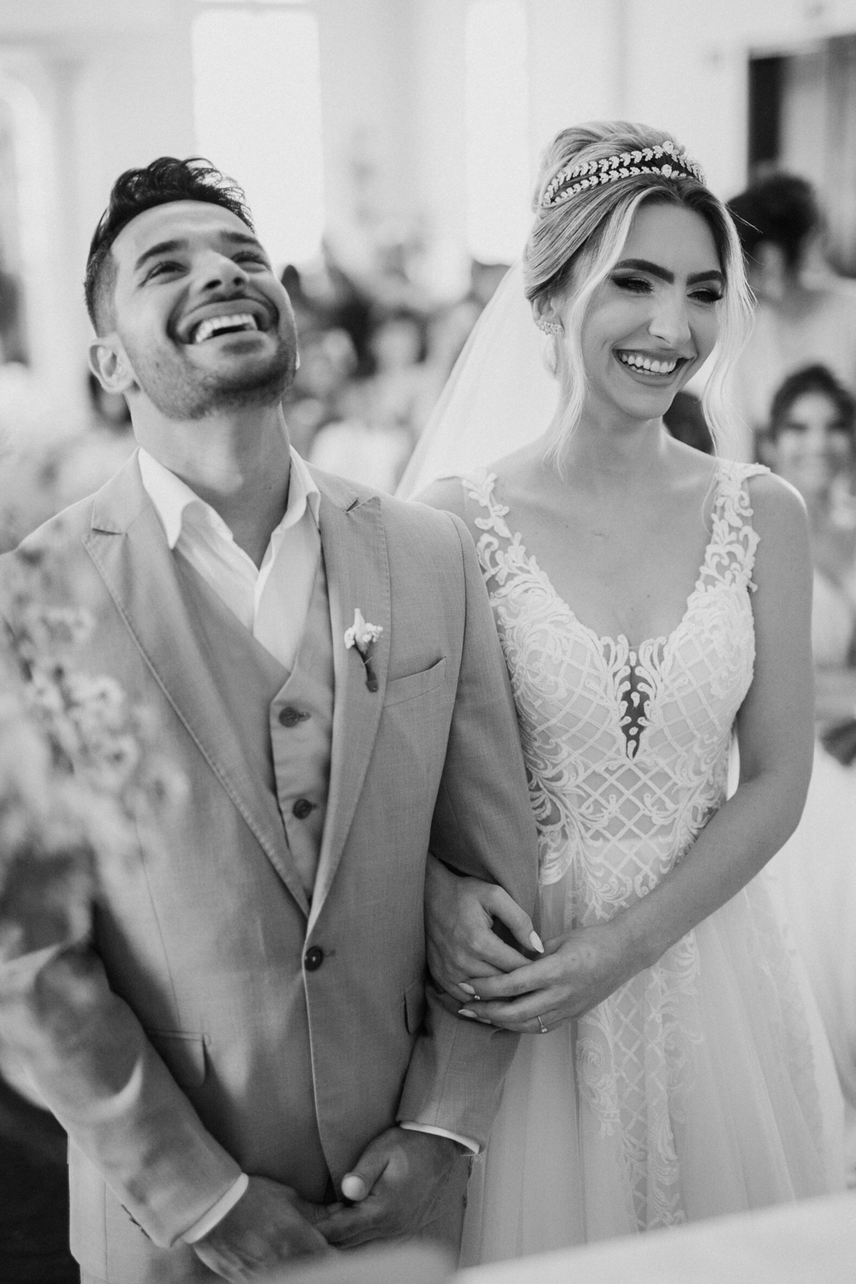 Momento descontraído dos noivos em casamento na igreja