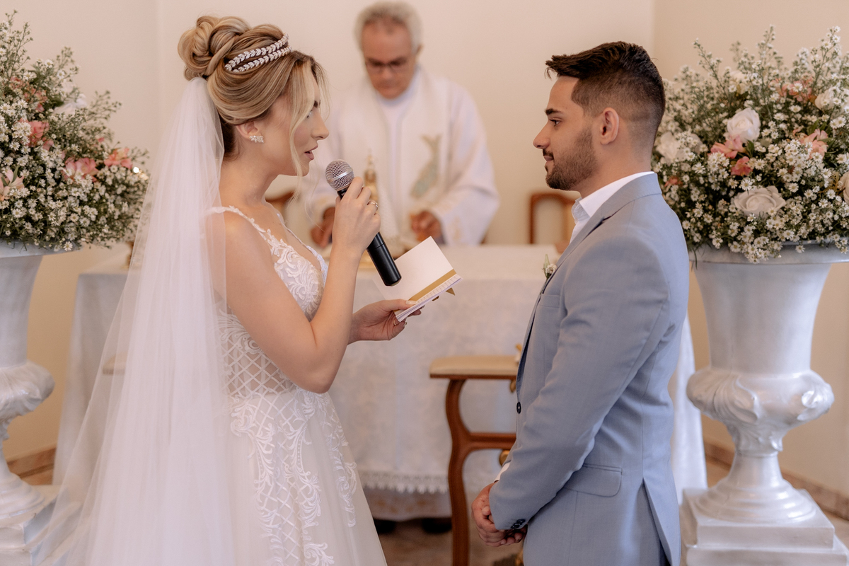 Troca de votos dos noivos em casamento na capela