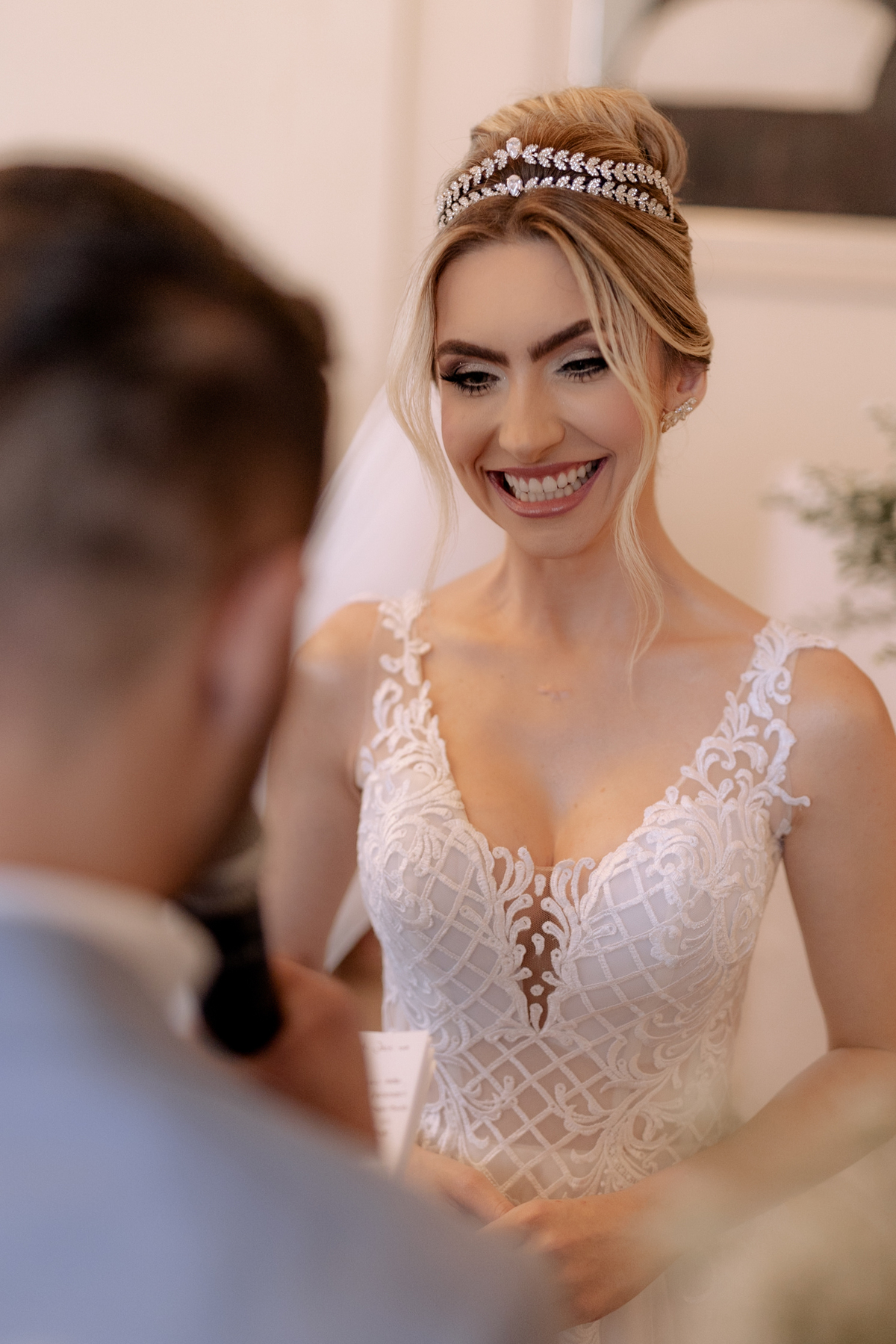 Troca de votos dos noivos em casamento na capela