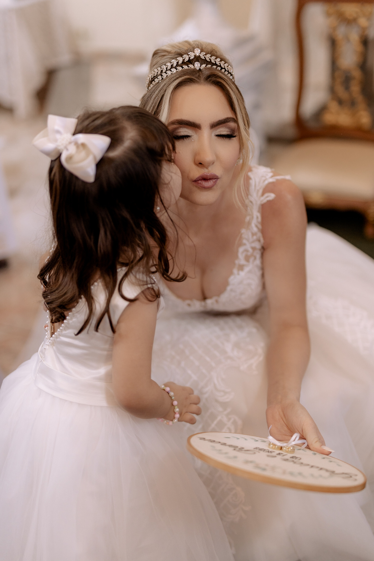 Noiva dando um beijinho na daminha 