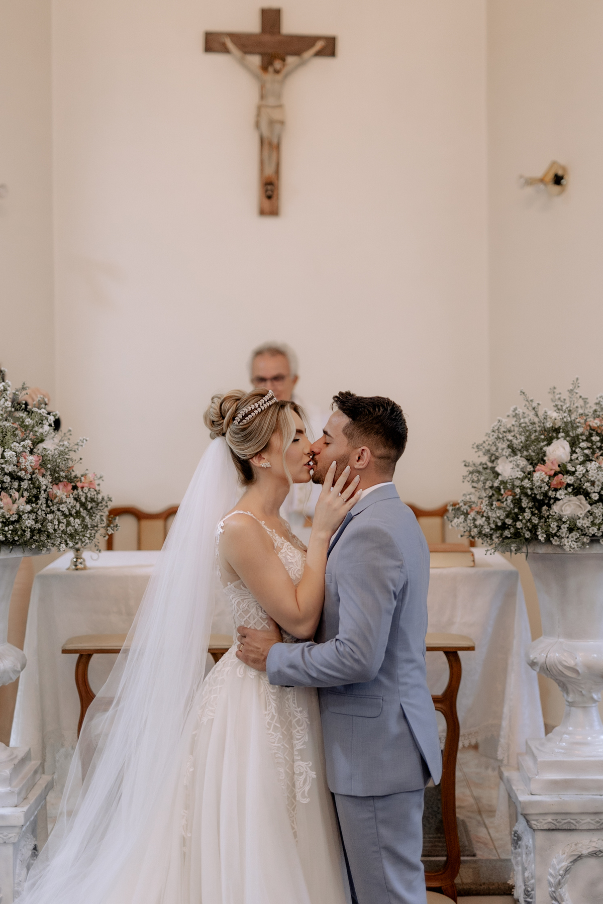 Beijo dos noivos em casamento na capela