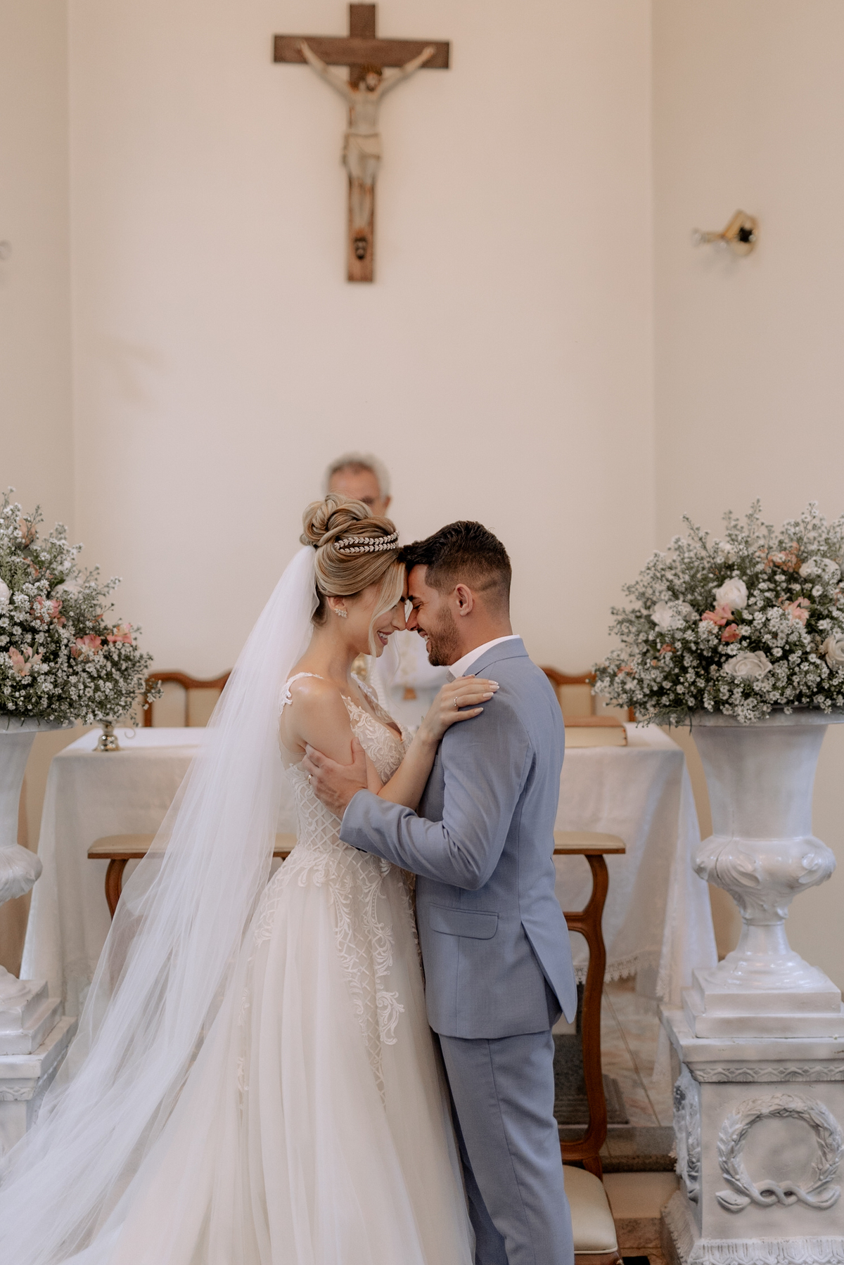 Beijo dos noivos em casamento na capela