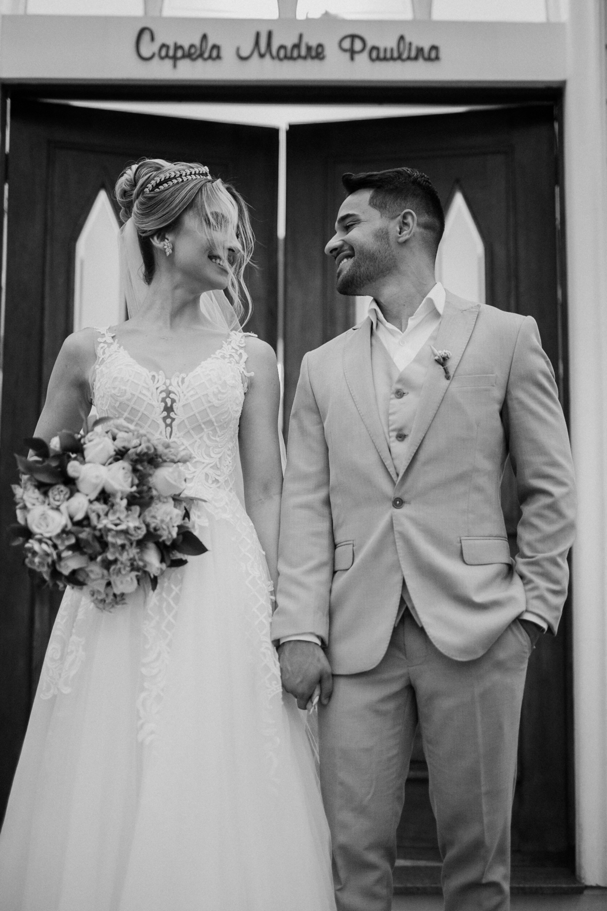 Ensaio pós cerimonia em frente a capela da cerimonia 