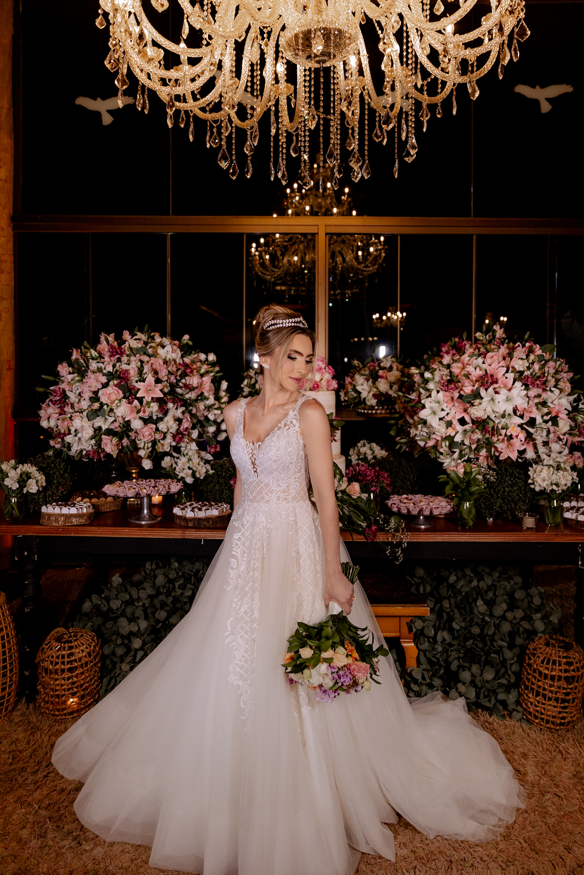 Noiva com coque, vestido princesa com aplicações e decote V