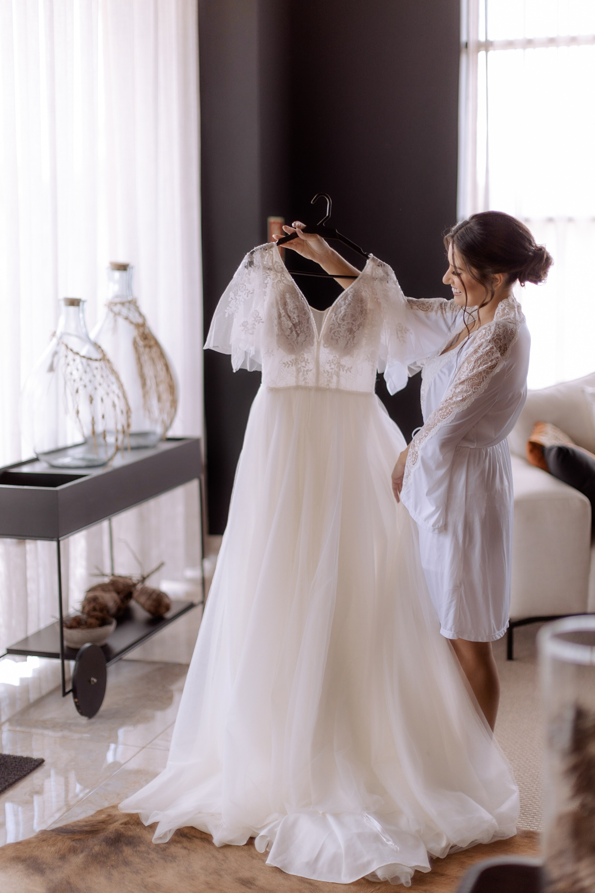 Noiva com seu vestido em making of 