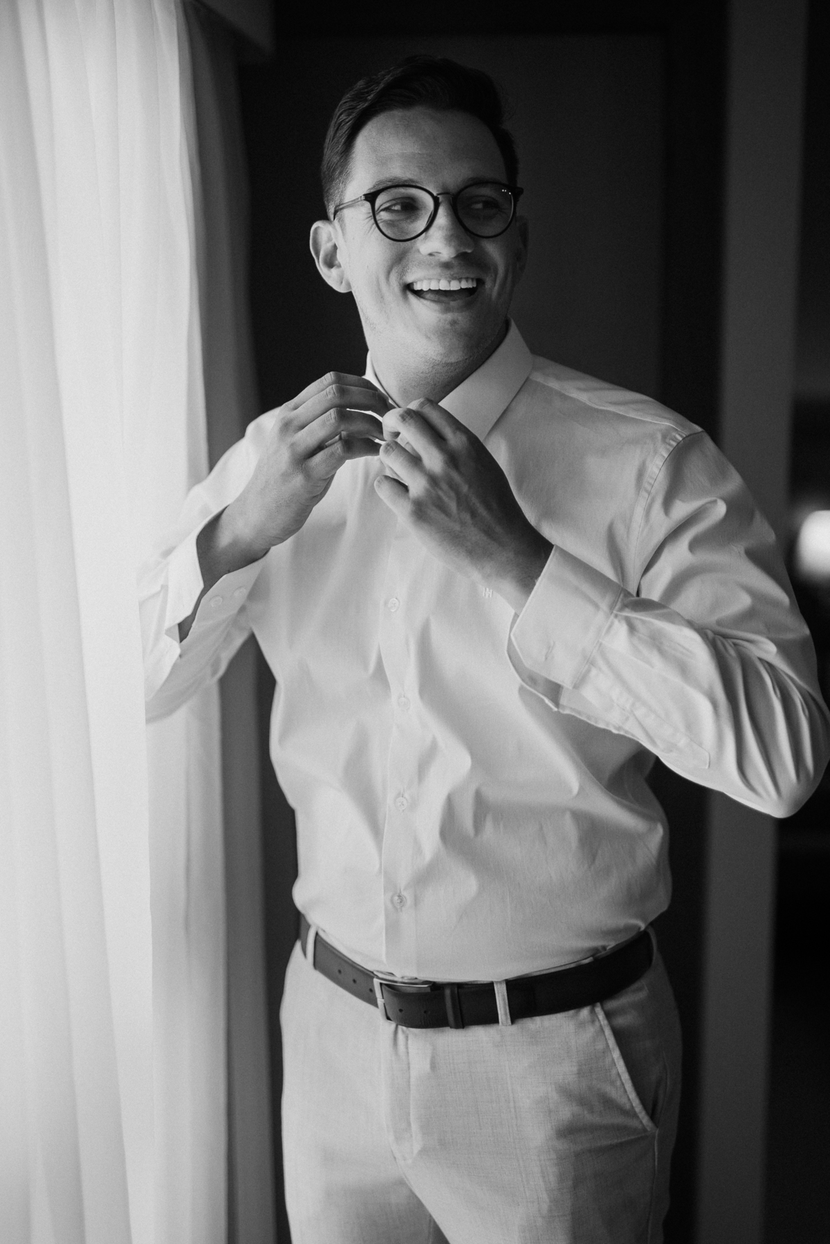 Noivo em últimos detalhes no making of 