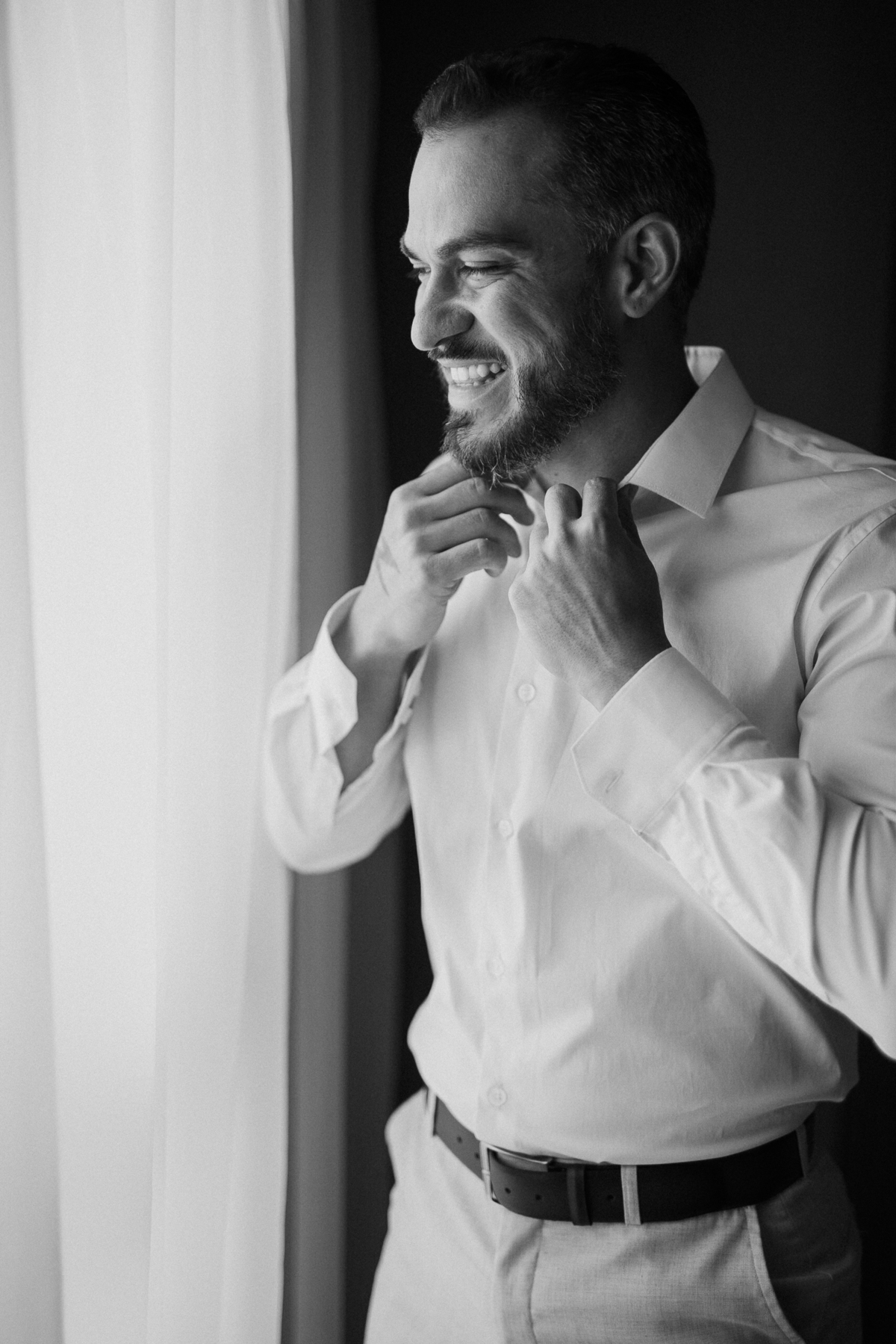 Noivo em últimos detalhes no making of 