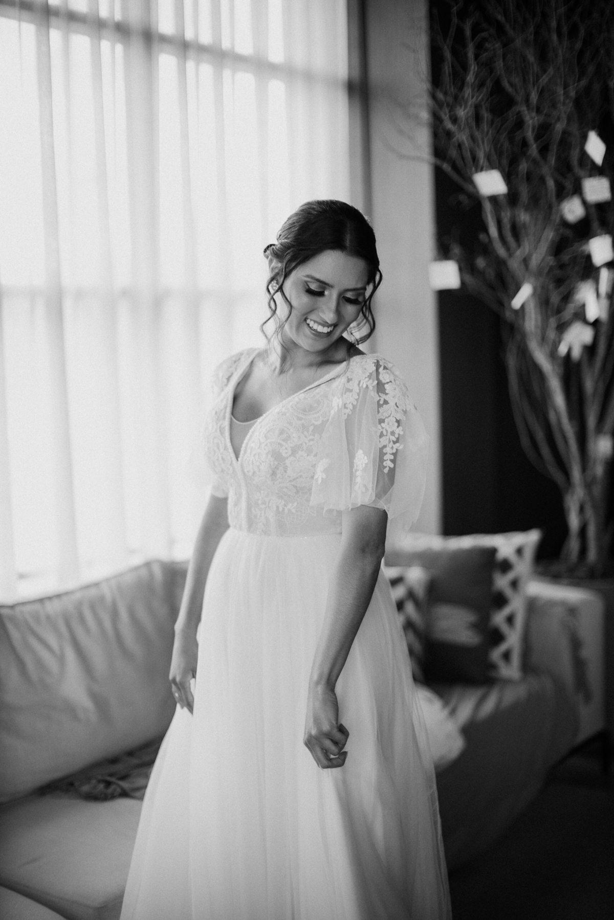 Vestido de noiva com bordados e decote V