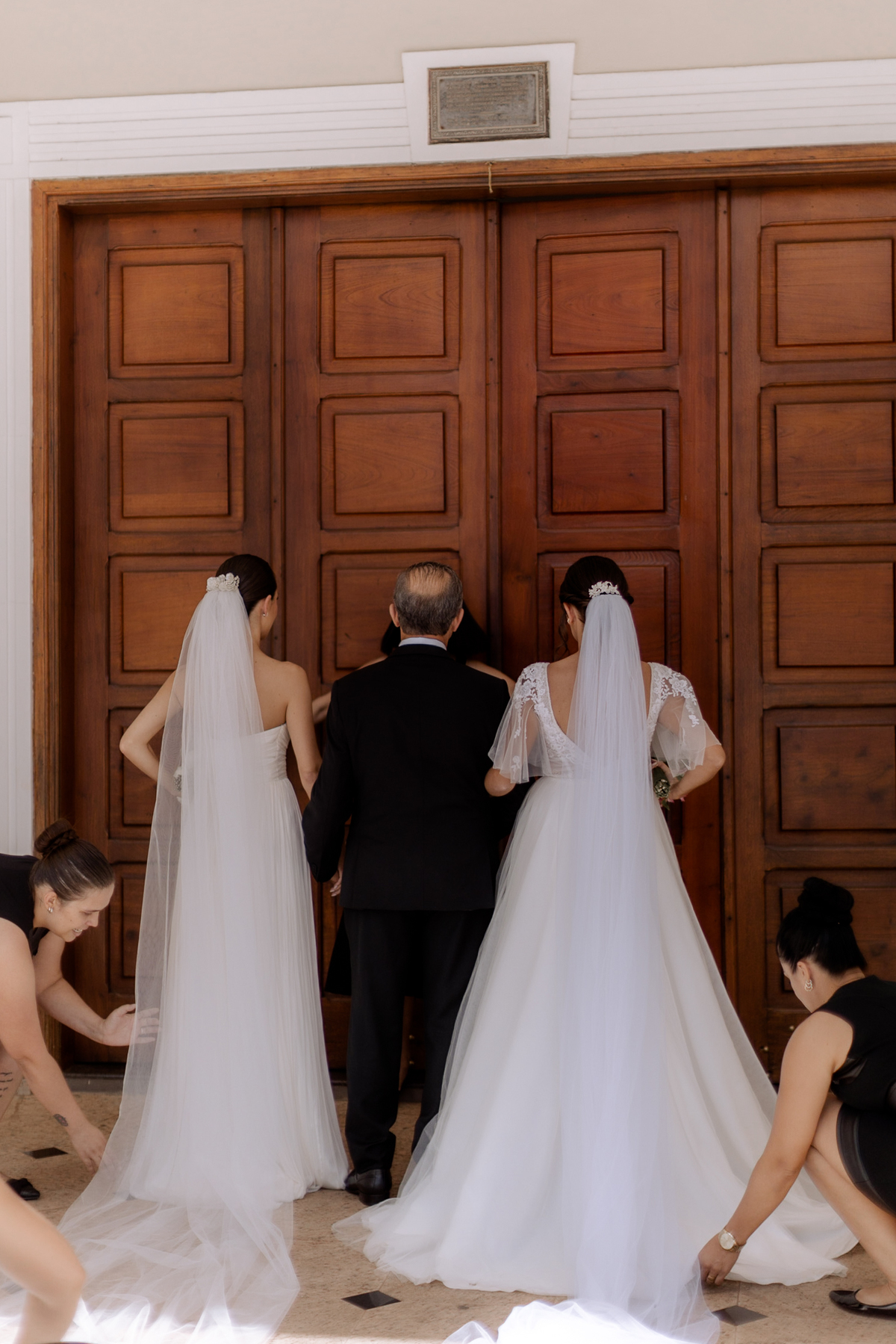 Entrada da noiva em casamento na igreja