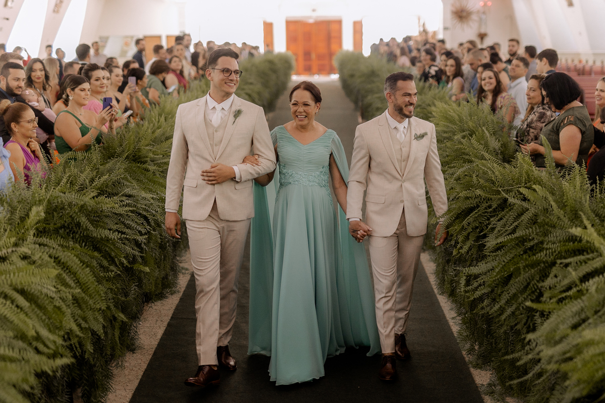 Entrada dos noivos em casamento na igreja