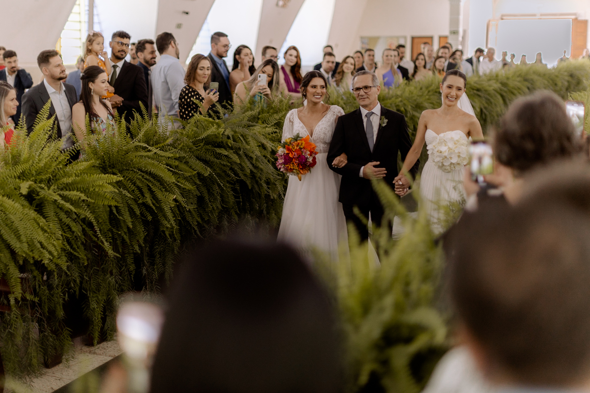 Entrada da noiva em casamento na igreja