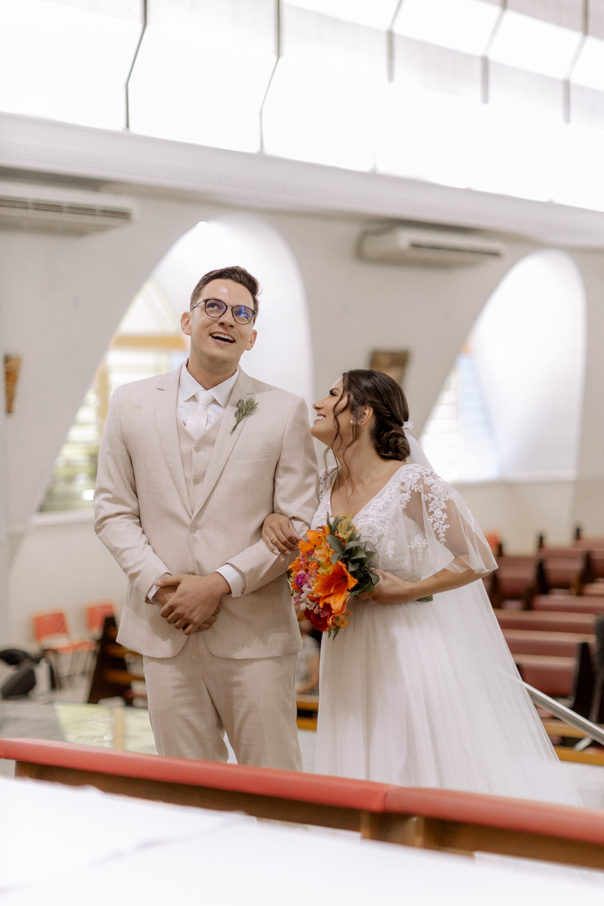 Momento descontraído dos noivos em cerimonia na igreja 
