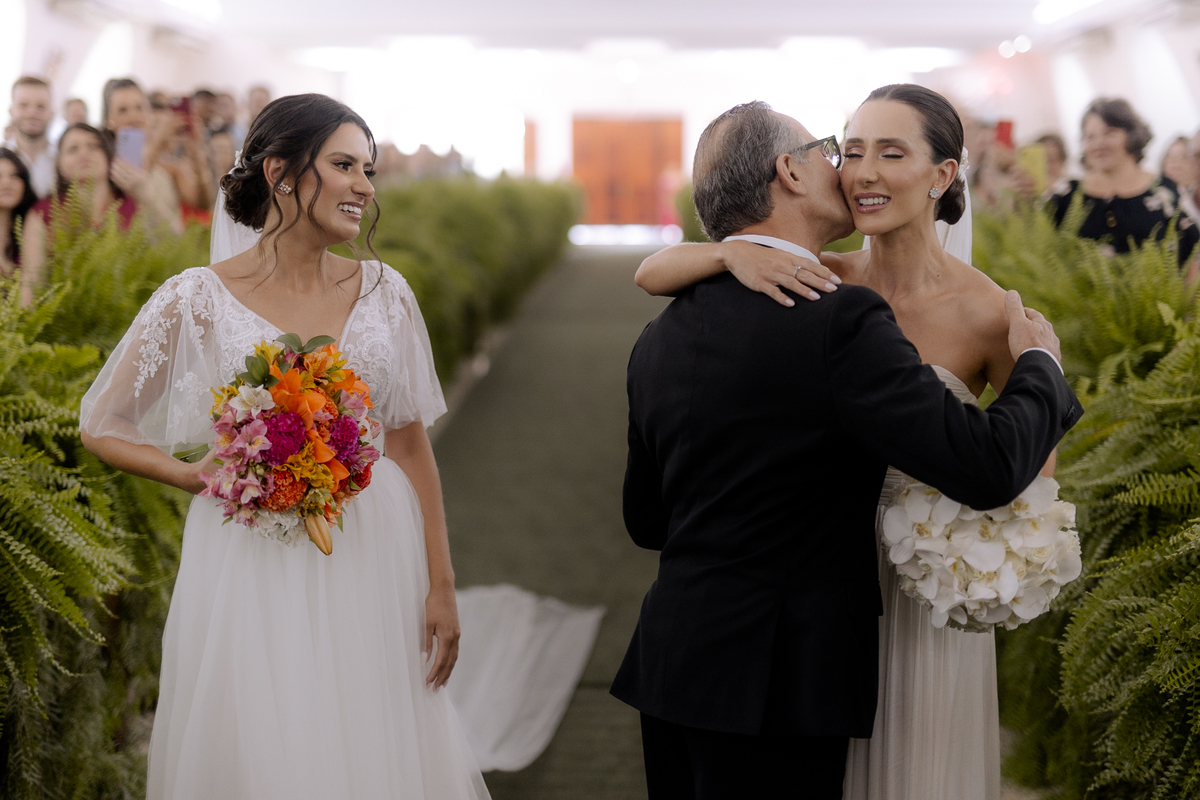 Cumprimento do pai a noiva em casamento na igreja 