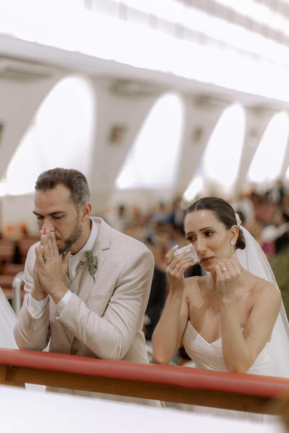 Noiva emocionada em casamento na igreja 