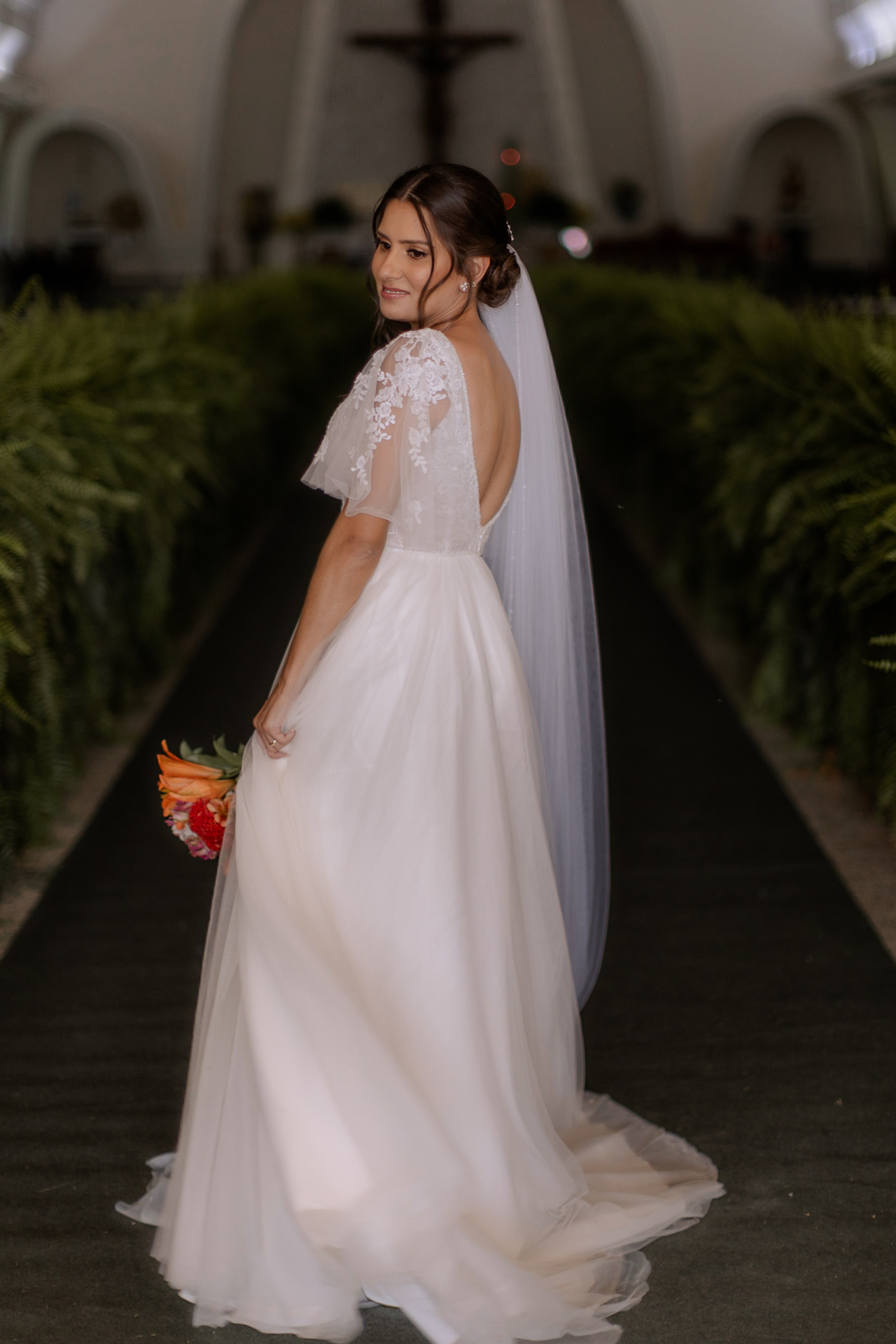 Noiva com vestido decote V, com mangas de tule com aplicações