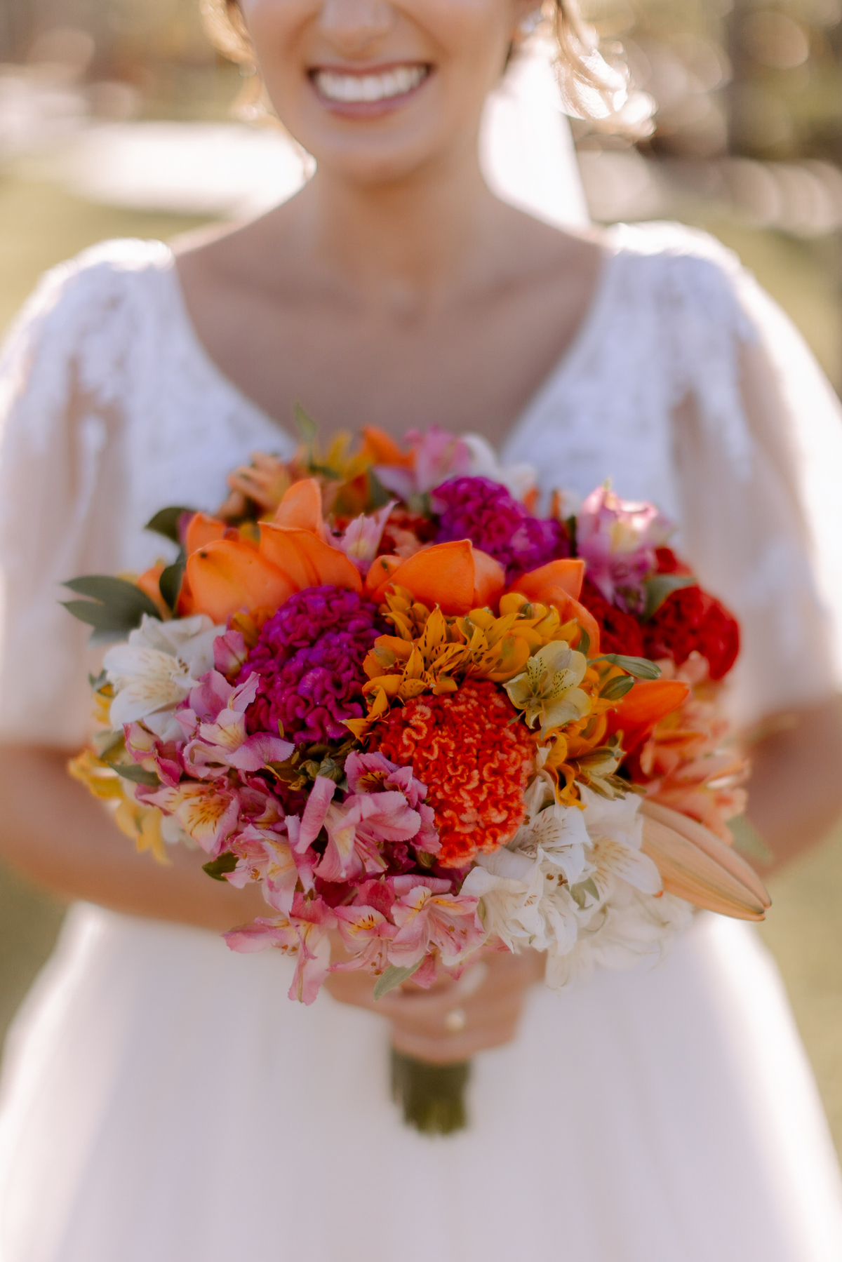 Buque da noiva com flores coloridas 