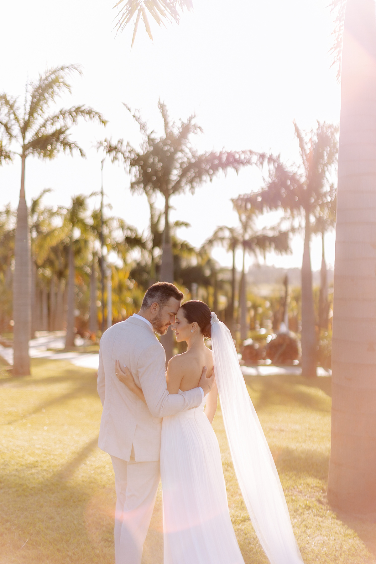 Casal em ensaio externo pós cerimonia
