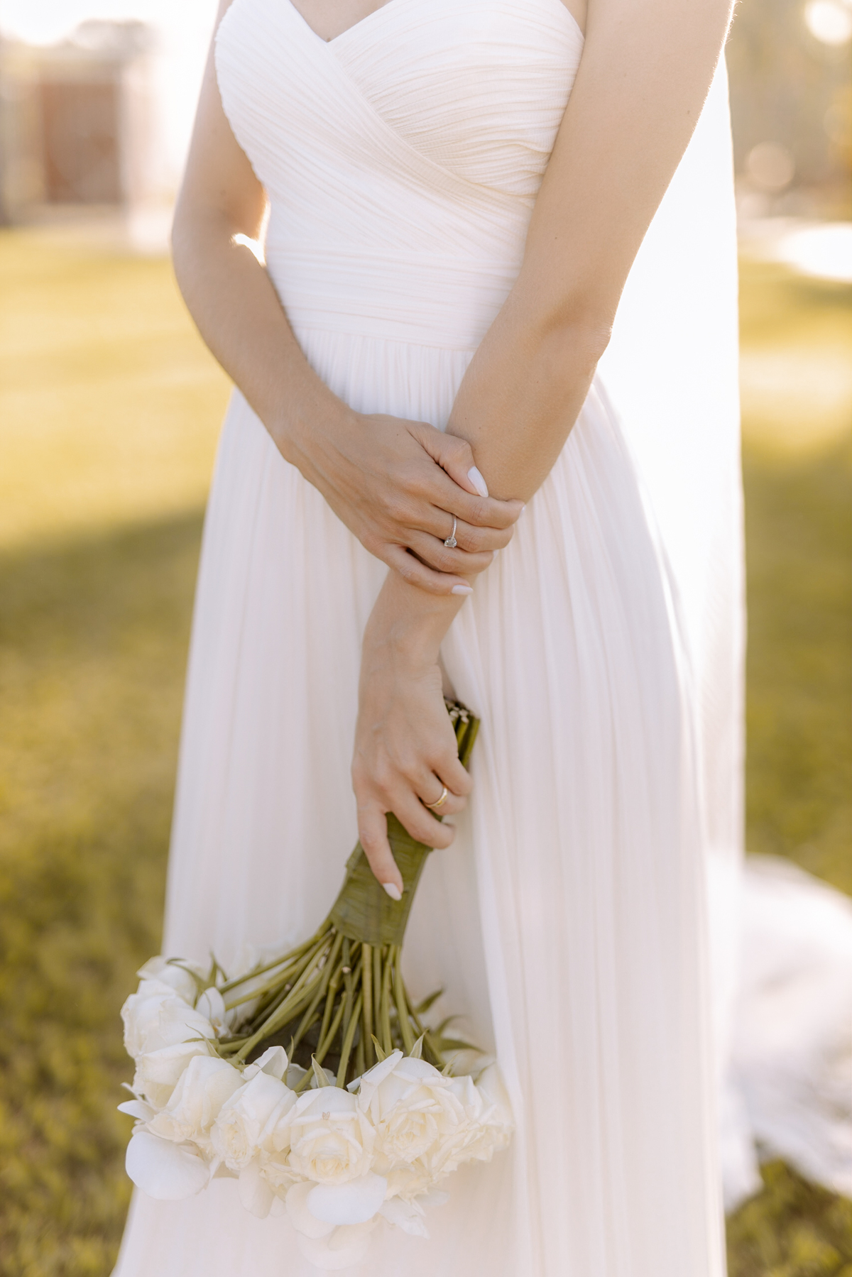 Detalhes de um vestido de noiva tomara que caia 