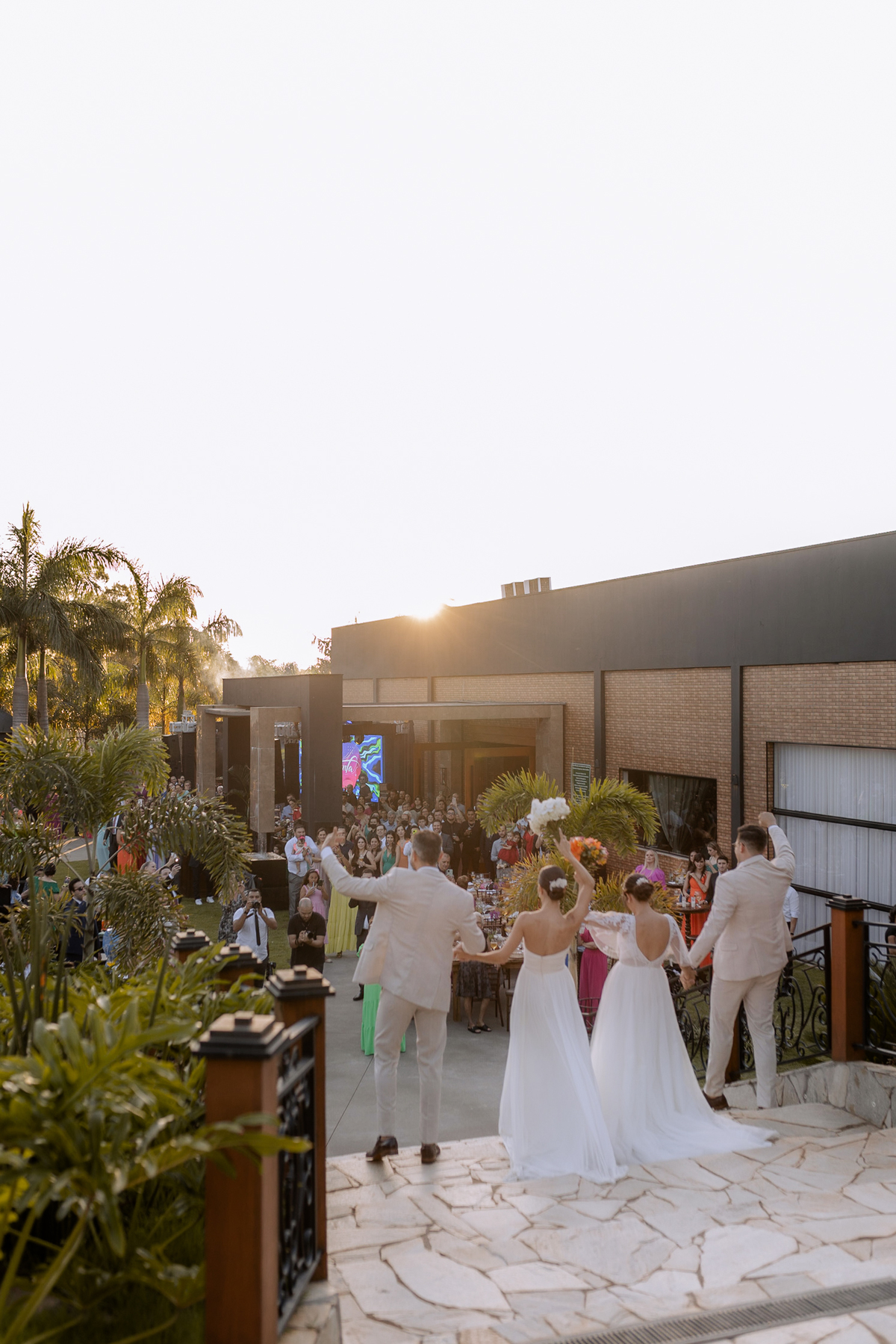 Noivos chegando no local da recepção 