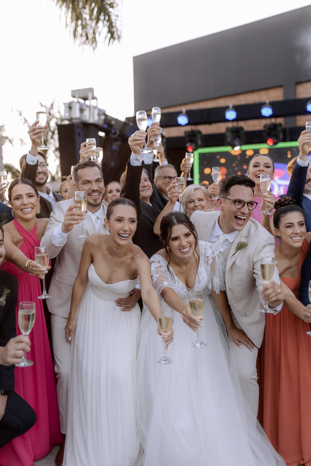 Momento do brinde em casamento externo