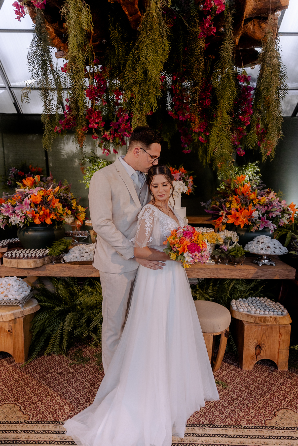 Noivos na mesa de bolo