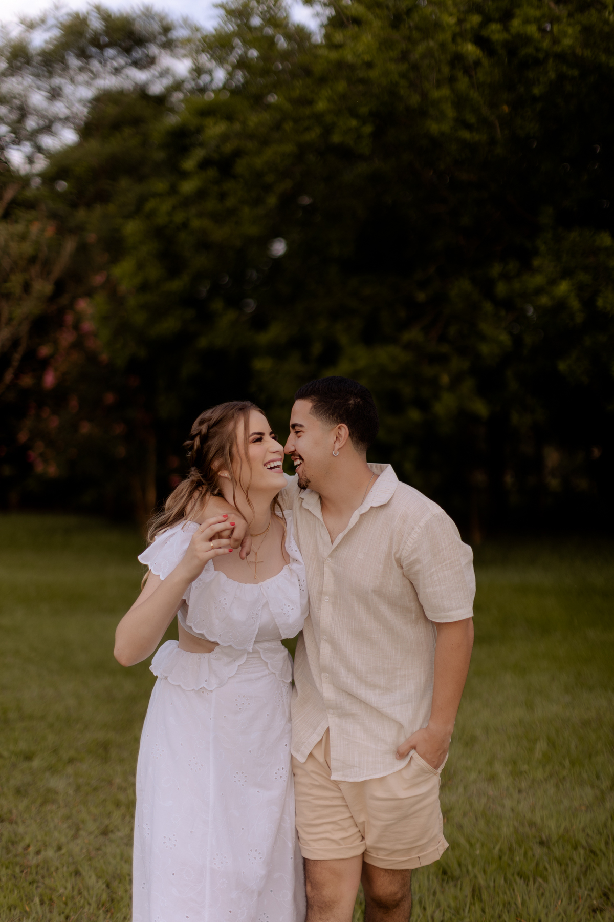 Noivos descontraídos em ensaio no campo 