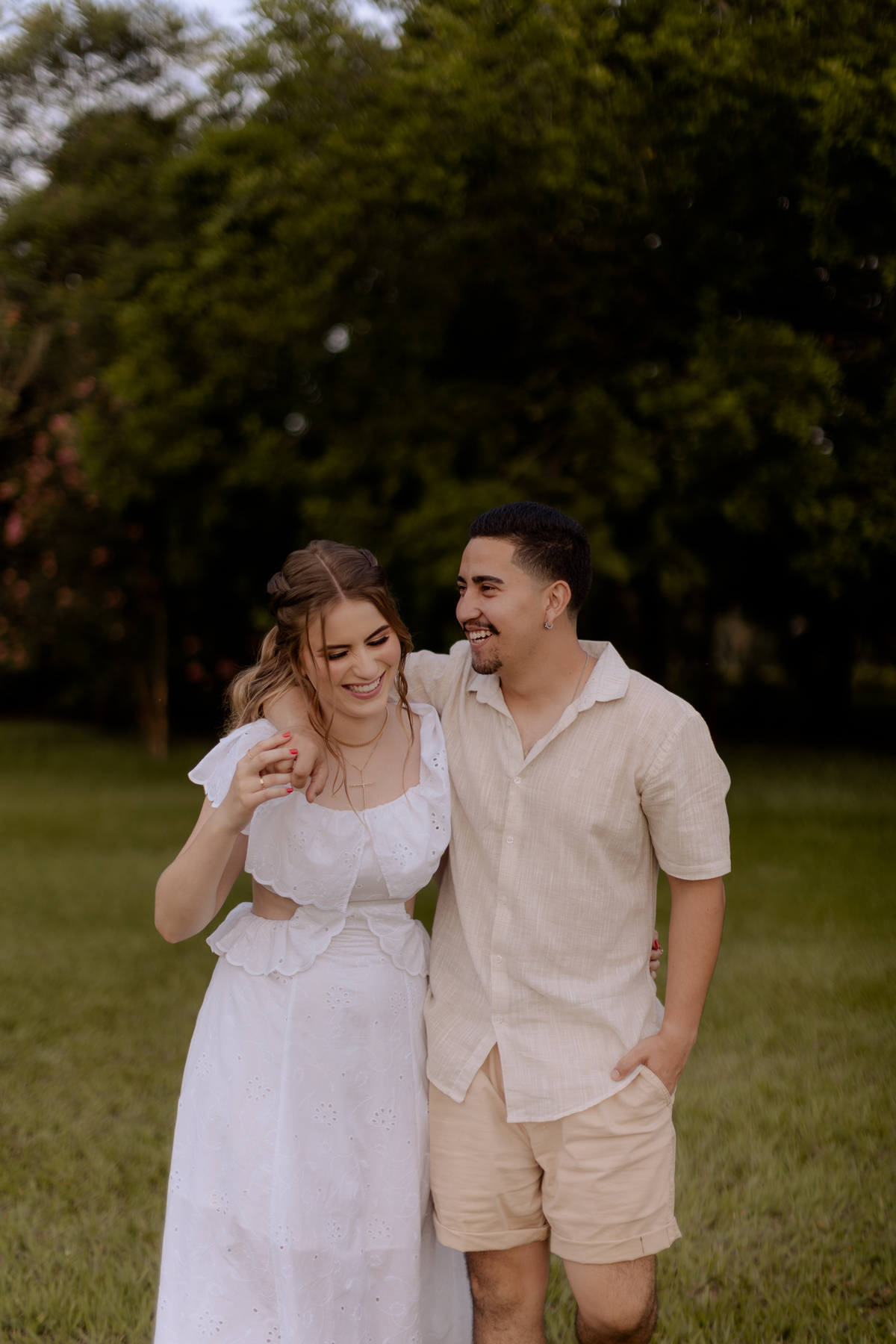 Noivos descontraídos em ensaio no campo 