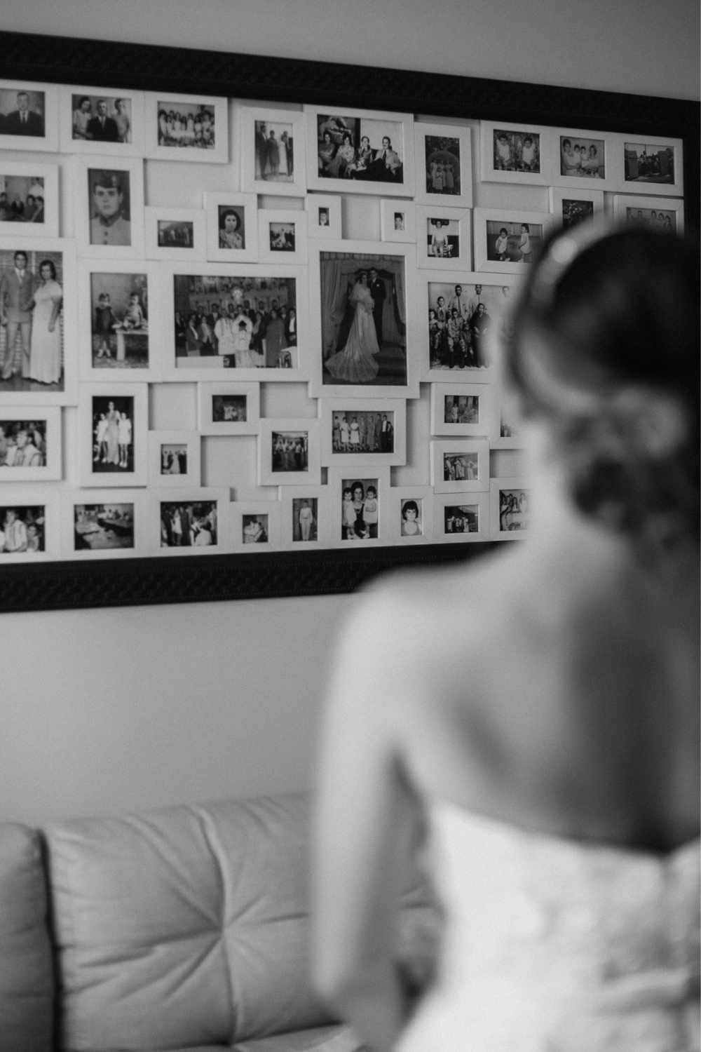 Retrato com parede de fotos 