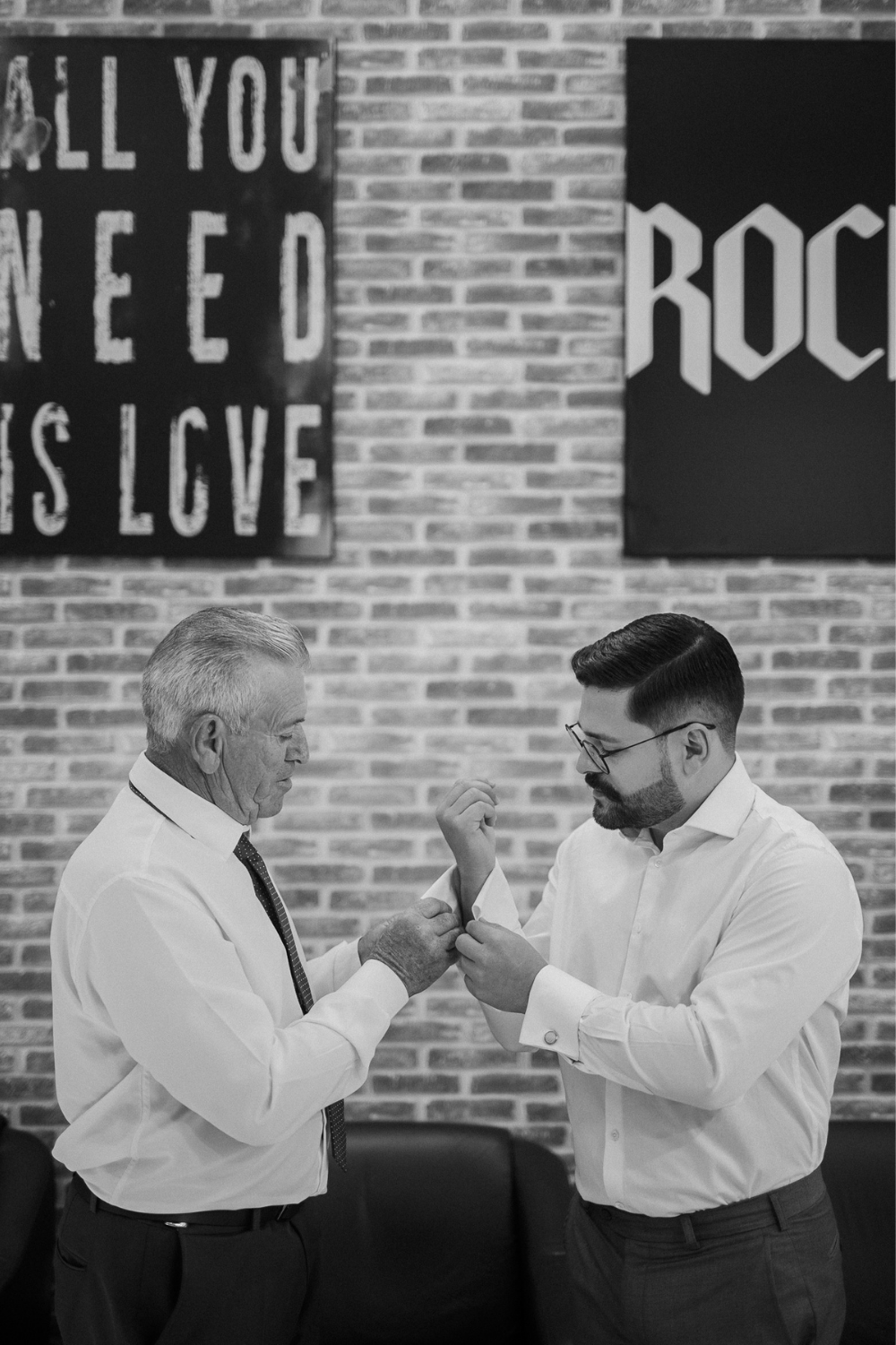 Noivo se arrumando com pai na barbearia 