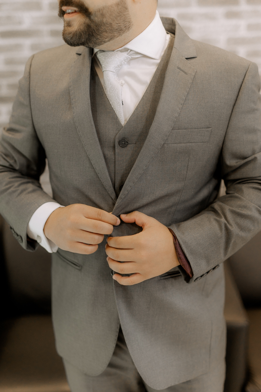 Noivo com terno cinza para casamento na igreja 