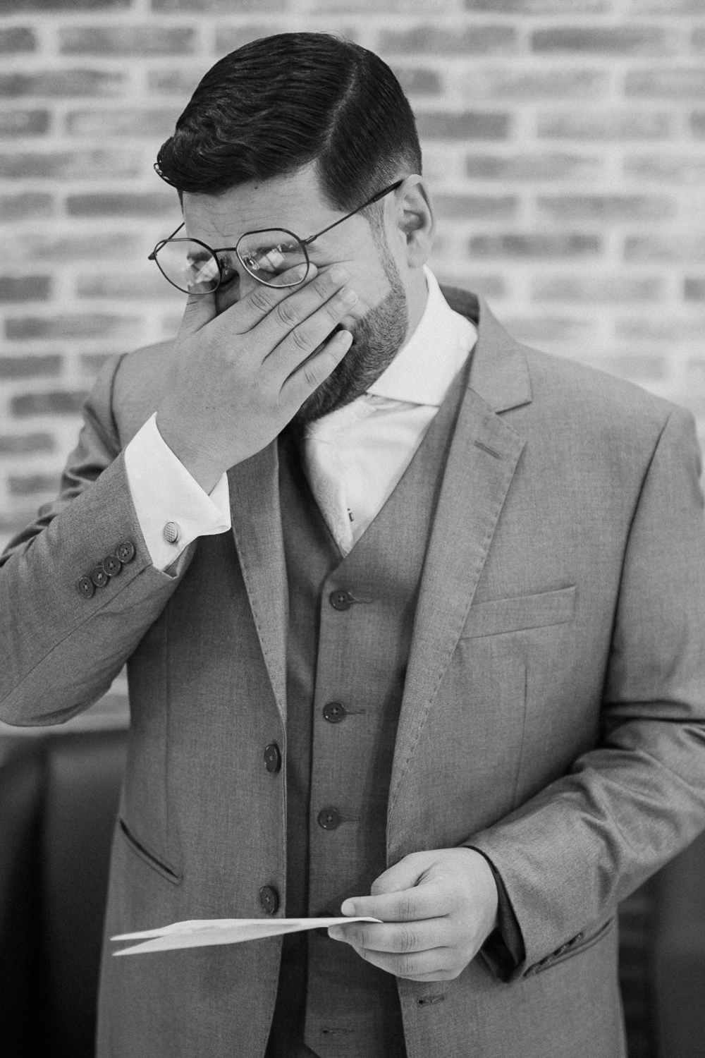 Noivo emocionado no making of 